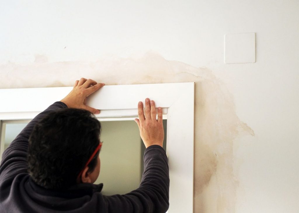 Jak zamontować listwy maskujące do drzwi?